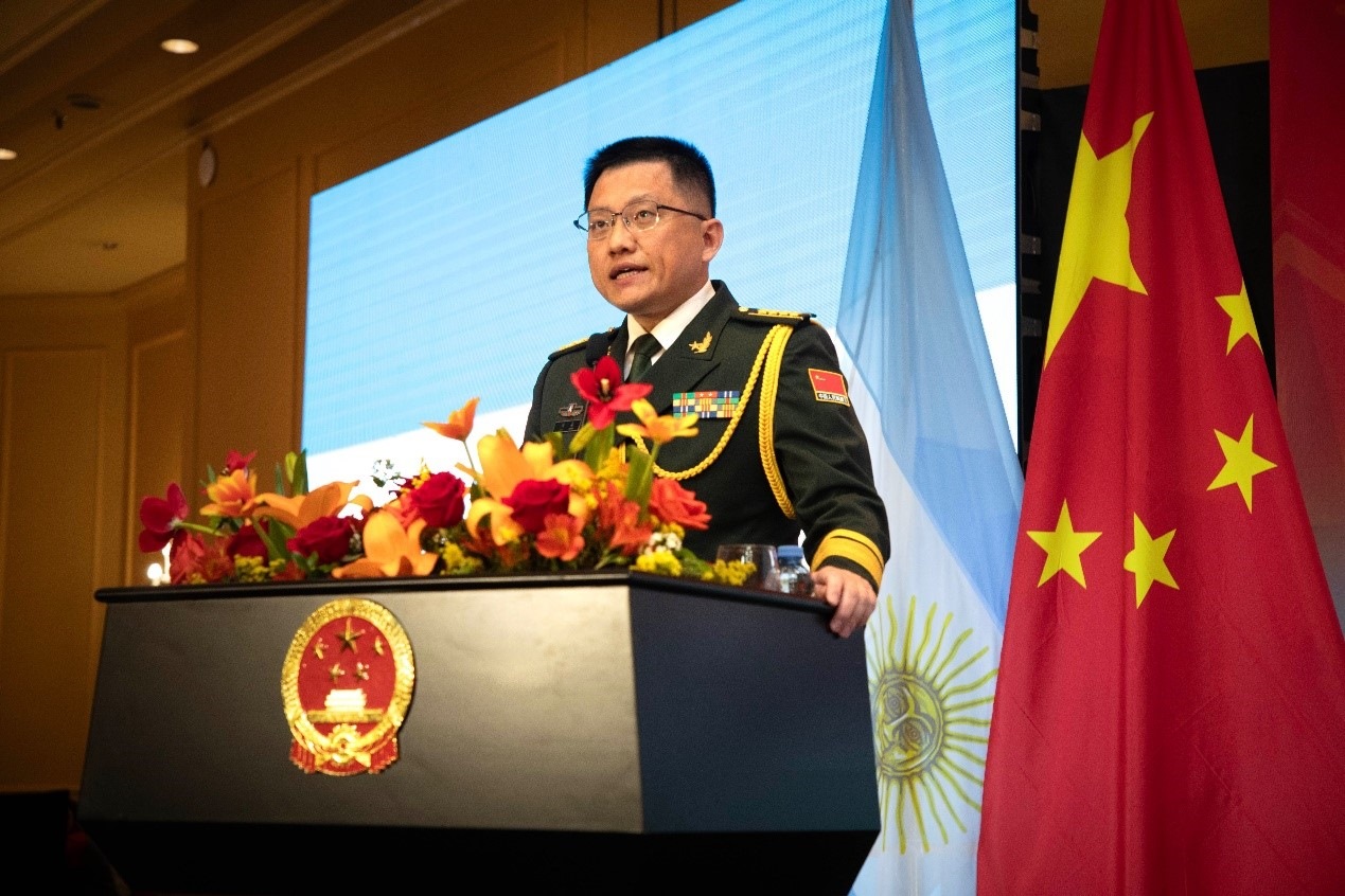 中國(guó)駐阿根廷大使館武官劉淼大校致辭。中國(guó)駐阿根廷大使館供圖