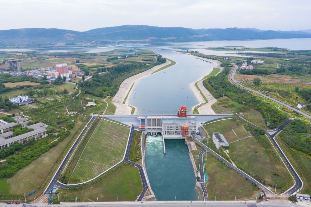 這是2021年5月20日在河南省南陽(yáng)市淅川縣拍攝的南水北調(diào)中線(xiàn)工程陶岔渠首（無(wú)人機(jī)照片）。新華社記者 才揚(yáng) 攝