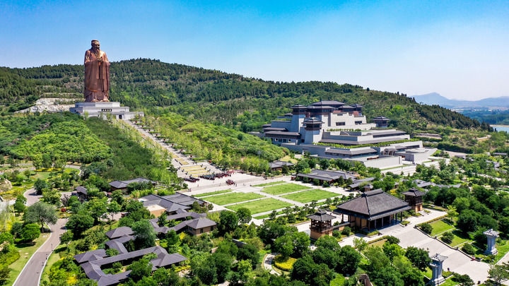 這是2023年6月8日拍攝的山東省曲阜市尼山圣境（無(wú)人機(jī)照片）。新華社記者 郭緒雷 攝