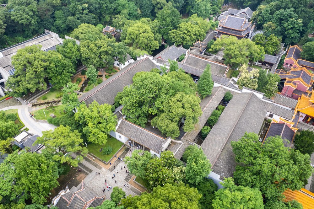 這是2023年6月8日在長(zhǎng)沙市岳麓區(qū)拍攝的岳麓書(shū)院（無(wú)人機(jī)照片）。新華社記者 陳思汗 攝