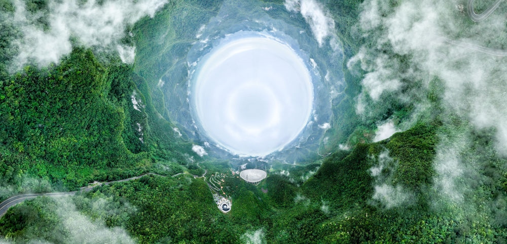 6月22日拍攝的“中國天眼”全景（維護(hù)保養(yǎng)期間拍攝，無人機(jī)全景拼接照片）。新華社記者 歐東衢 攝