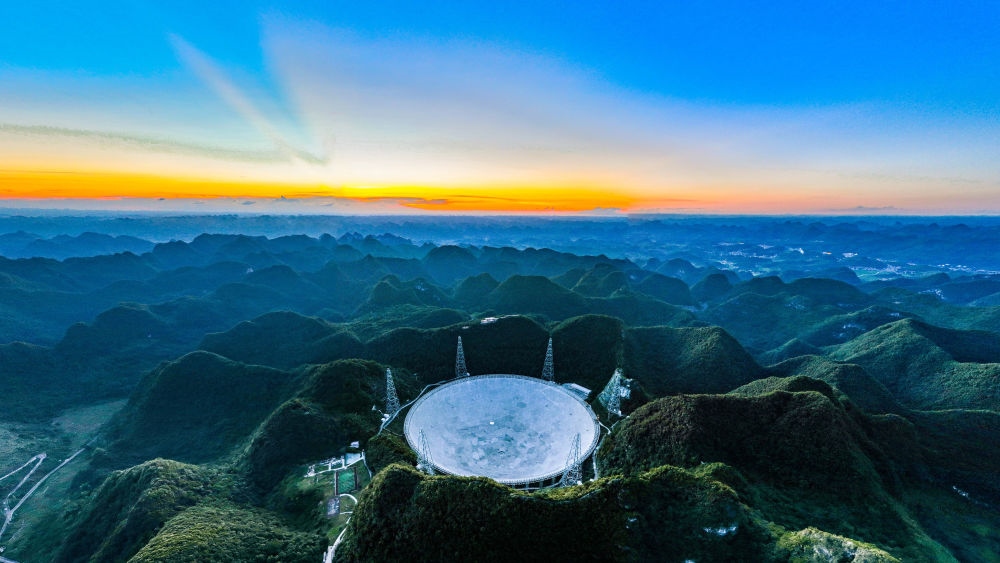 2022年7月21日，霞光中的“中國天眼”（維護(hù)保養(yǎng)期間拍攝）。新華社記者 歐東衢 攝