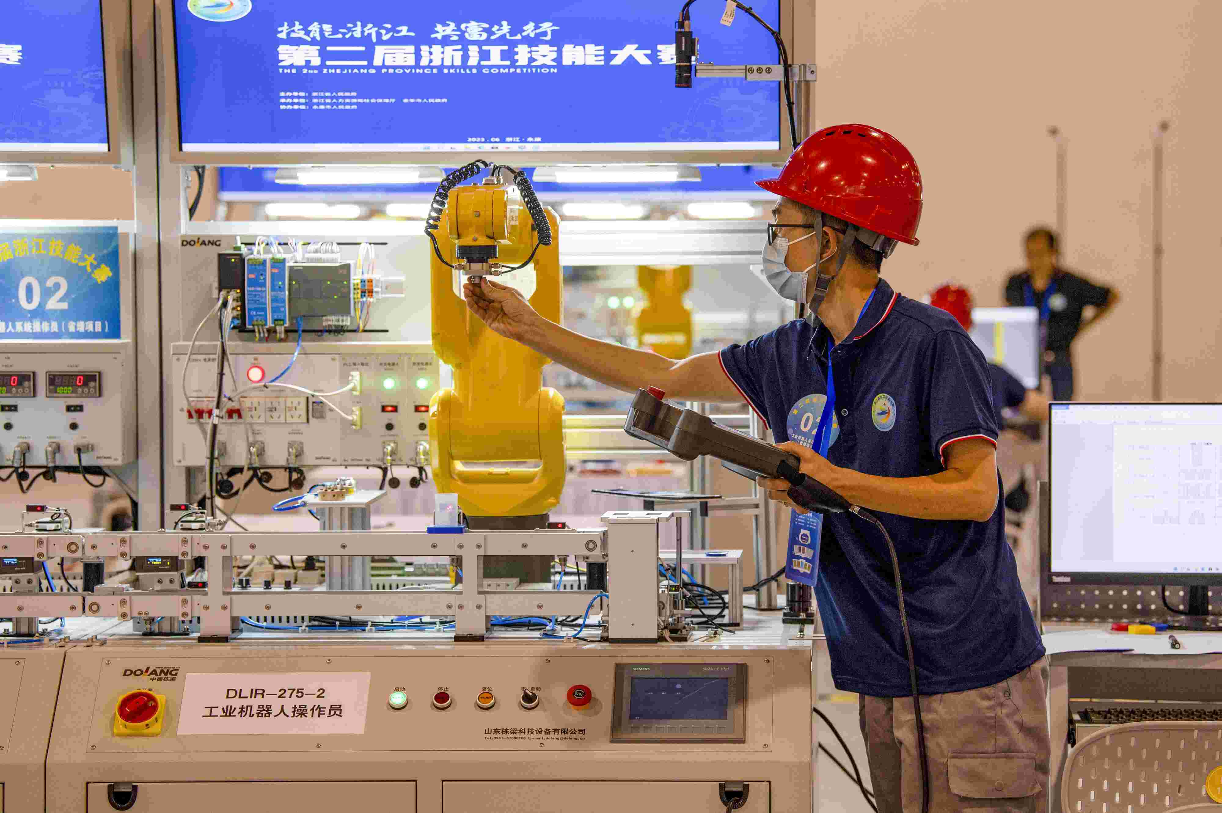 2023年6月19日，第二屆浙江技能大賽在永康市國際會展中心舉行。參賽選手在進行工業(yè)機器人系統(tǒng)操作員項目比賽。