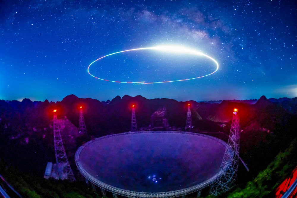 2022年7月24日拍攝的“中國天眼”夜景（維護(hù)保養(yǎng)期間拍攝，無人機(jī)光繪）。新華社記者 歐東衢 攝