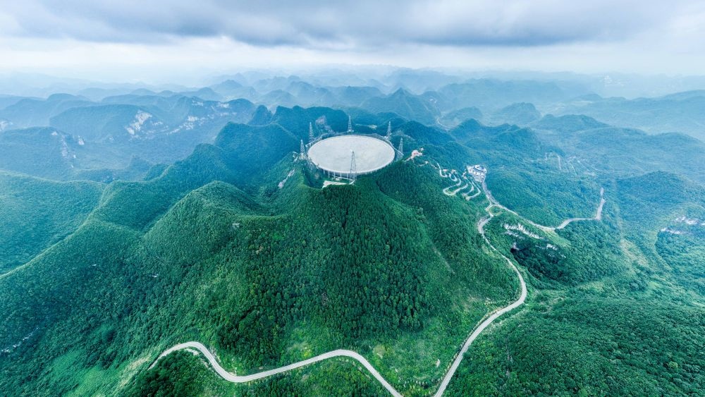 7月26日拍攝的“中國天眼”全景（維護(hù)保養(yǎng)期間拍攝）。新華社記者 歐東衢 攝