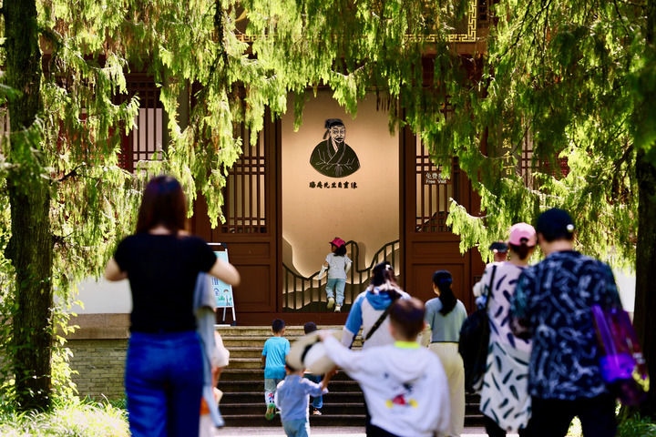 游客參觀位于福建武夷山朱熹園的武夷精舍（2022年6月6日攝）。新華社記者 姜克紅 攝