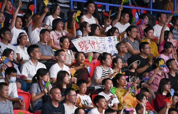 7月31日，觀眾在比賽中為中國(guó)隊(duì)吶喊助威。當(dāng)日，在成都舉行的第31屆世界大學(xué)生運(yùn)動(dòng)會(huì)排球女子預(yù)賽B組比賽中，中國(guó)隊(duì)以3:0戰(zhàn)勝阿根廷隊(duì)。新華社記者 陳澤國(guó) 攝