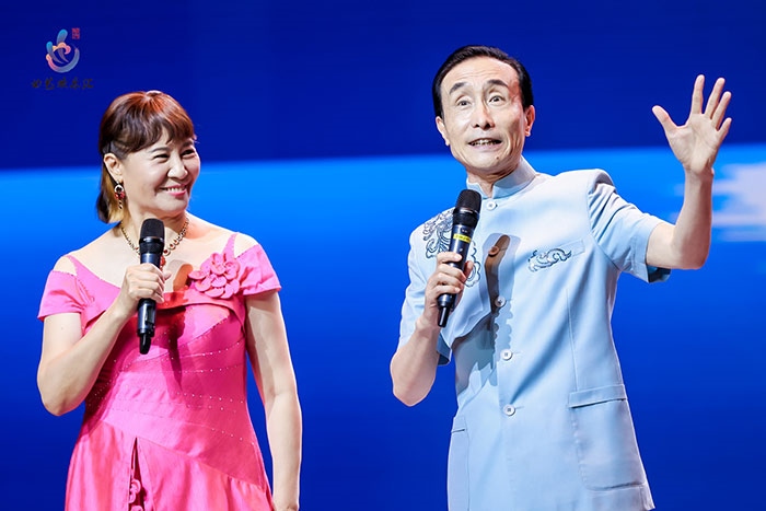 小品表演藝術家鞏漢林、金珠在演出現(xiàn)場。主辦方供圖