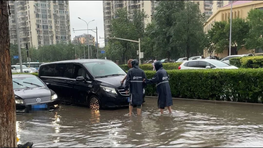 中國(guó)太保產(chǎn)險(xiǎn)北京分公司及時(shí)處理被淹車輛。受訪者供圖