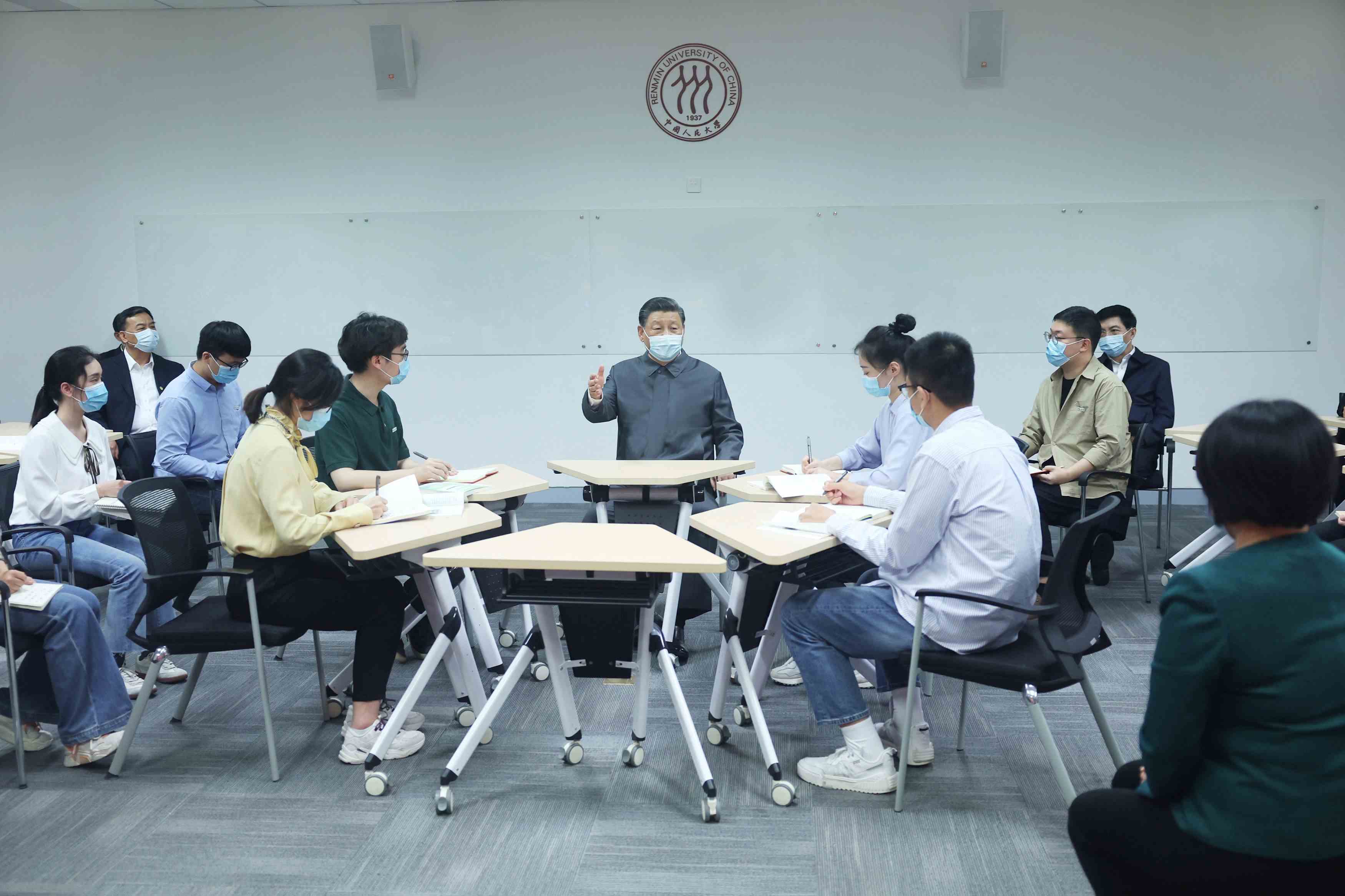2022年4月25日，習(xí)近平總書記來到中國人民大學(xué)考察調(diào)研。這是總書記在立德樓觀摩思政課智慧教室現(xiàn)場教學(xué)并參與討論。