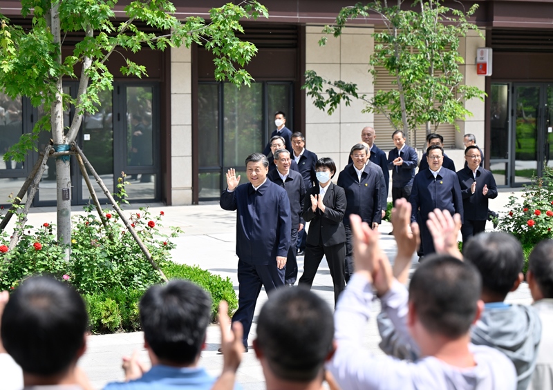 2023年5月10日，習(xí)近平在河北省雄安新區(qū)容東片區(qū)南文營(yíng)社區(qū)考察。