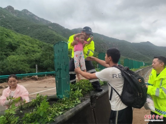 7月31日，張涿高速，高速交警涿鹿大隊民警救助洪水被困群眾。