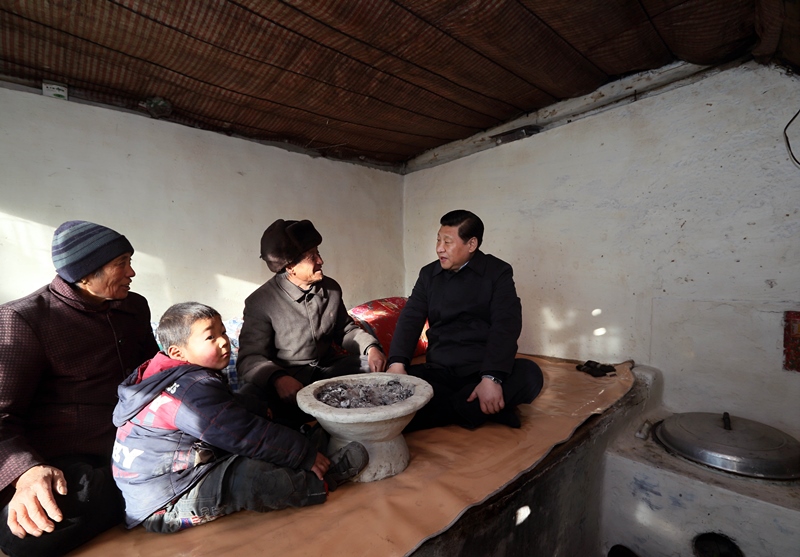 2012年12月30日，習(xí)近平在河北省阜平縣龍泉關(guān)鎮(zhèn)駱駝灣村看望唐榮斌老人一家。