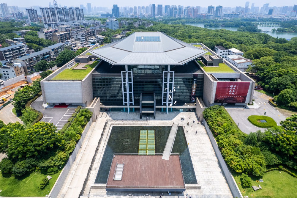 這是在長沙市開福區(qū)拍攝的湖南博物院及周邊景色（無人機照片，6月7日攝）。新華社記者 陳思汗 攝