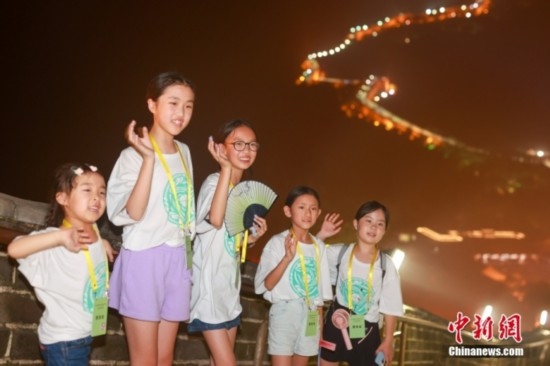 8月9日晚，2023海外華裔青少年夏季研學(xué)營(yíng)的學(xué)員們夜游八達(dá)嶺長(zhǎng)城。圖為學(xué)員們?cè)陂L(zhǎng)城上拍照。<a target='_blank' href='/'><p align=