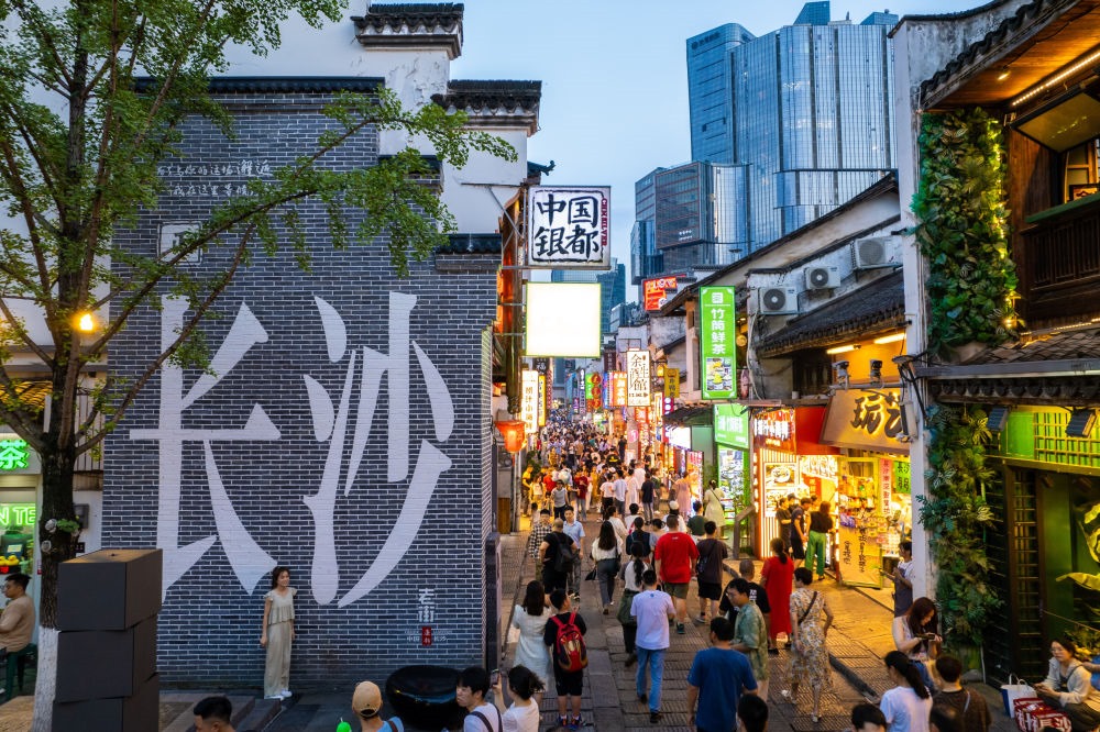 游客在長沙市天心區(qū)太平老街打卡、游玩（無人機照片，6月7日攝）。新華社記者 陳思汗 攝