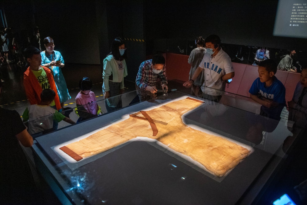 在湖南博物院，游客在參觀馬王堆漢墓出土文物“素紗單衣”（6月7日攝）。新華社記者 陳思汗 攝