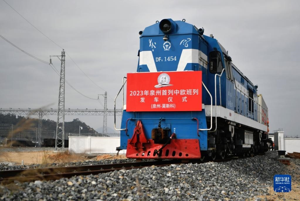 2月3日，中歐班列駛出興泉鐵路黃塘站。當(dāng)日，滿載著55個集裝箱的中歐班列，從位于福建泉州惠安縣的興泉鐵路黃塘站駛出。這是泉州今年開出的首趟中歐班列，也是興泉鐵路開通后的首趟泉州中歐班列。據(jù)了解，此次班列裝載產(chǎn)品主要來自泉州進出口企業(yè)，貨重601.4噸，貨值約262.5萬美元。新華社記者 魏培全 攝