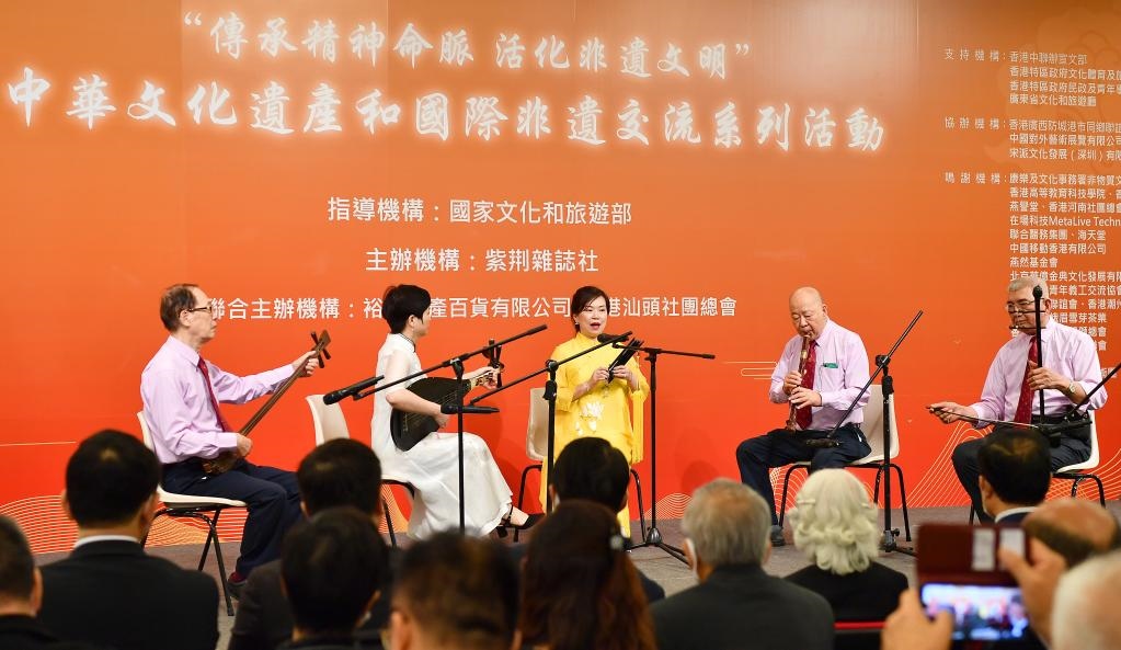 2022年11月23日，演員在“傳承精神命脈 活化非遺文明”中華文化遺產(chǎn)和國際非遺交流系列活動開幕式上表演非遺項目南音《滿空飛》。新華社記者 陳鐸 攝