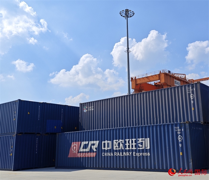 8月3日，中歐班列（中豫號(hào)）集裝箱在鄭州車站海關(guān)等候查驗(yàn)。人民網(wǎng) 崔譯戈攝