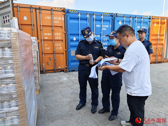 8月3日，鄭州車站海關(guān)工作人員在查驗(yàn)報(bào)關(guān)貨物。人民網(wǎng) 崔譯戈攝