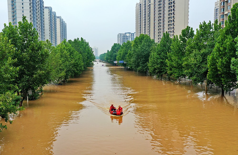 2023年8月2日，救援人員在河北省涿州市市區(qū)乘坐沖鋒舟前去轉(zhuǎn)移受災(zāi)群眾。
