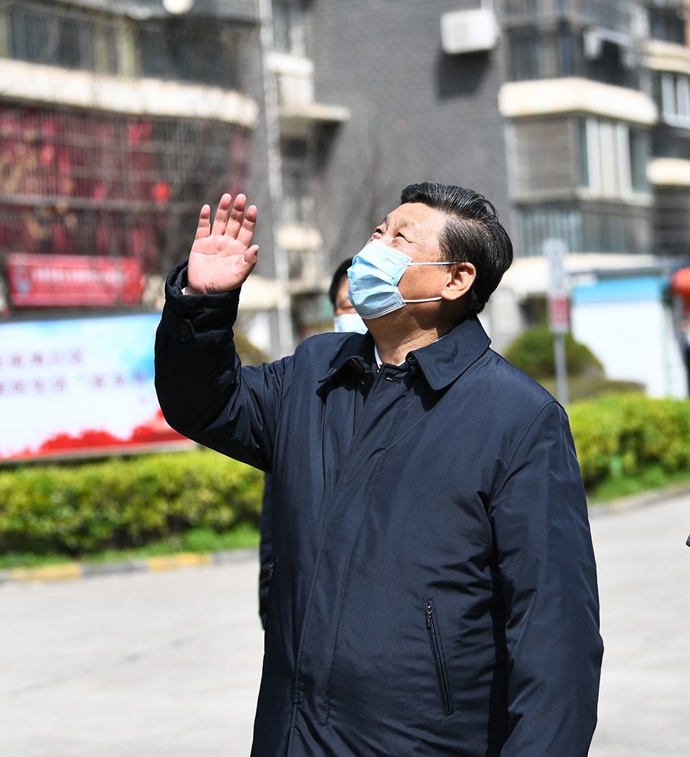2020年3月10日，習(xí)近平總書記在湖北省武漢市東湖新城社區(qū)考察時(shí)，向在家隔離居住的居民揮手致意、表示慰問。