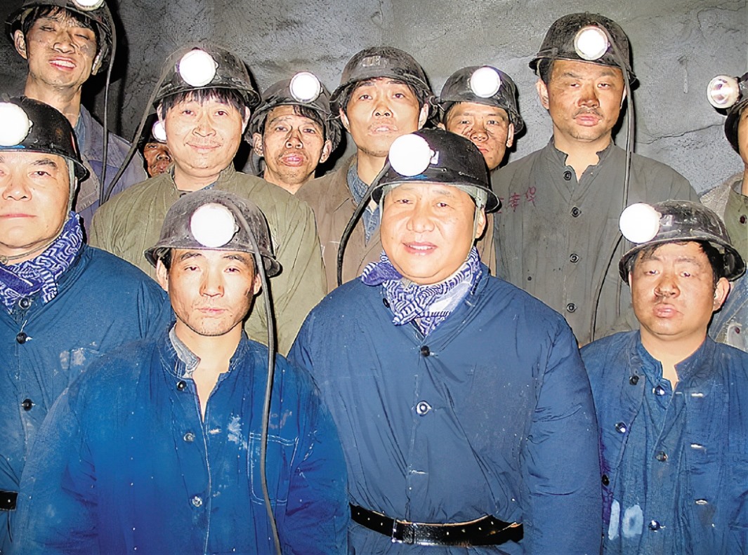 2005年1月26日，習(xí)近平在浙江省湖州市長(zhǎng)興縣長(zhǎng)廣煤礦井下慰問煤礦工人。