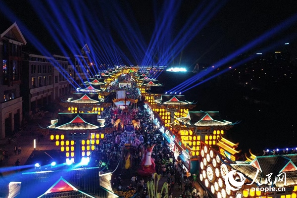 廣西南寧市良慶區(qū)的“南寧之夜”街區(qū)燈火璀璨。人民網(wǎng) 王勇攝