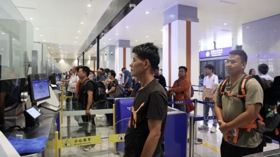 6月13日，乘坐中老鐵路國(guó)際旅客列車的旅客在磨憨邊檢大廳排隊(duì)候檢。李揚(yáng) 攝