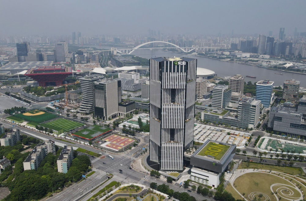 位于上海浦東新區(qū)世博園區(qū)的金磚國家新開發(fā)銀行總部大樓（2022年6月17日攝，無人機(jī)照片）。新華社記者 方喆 攝