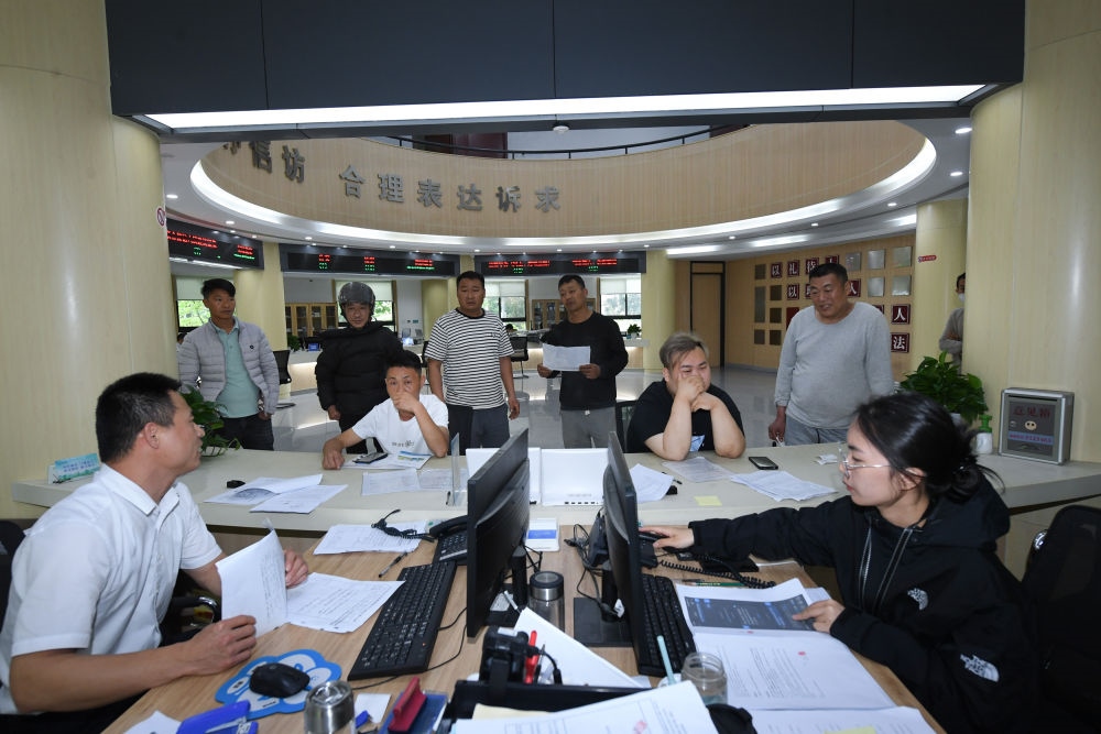 浙江省安吉縣社會治理中心工作人員在處理群眾信訪訴求（5月8日攝）。新華社記者 翁忻旸 攝