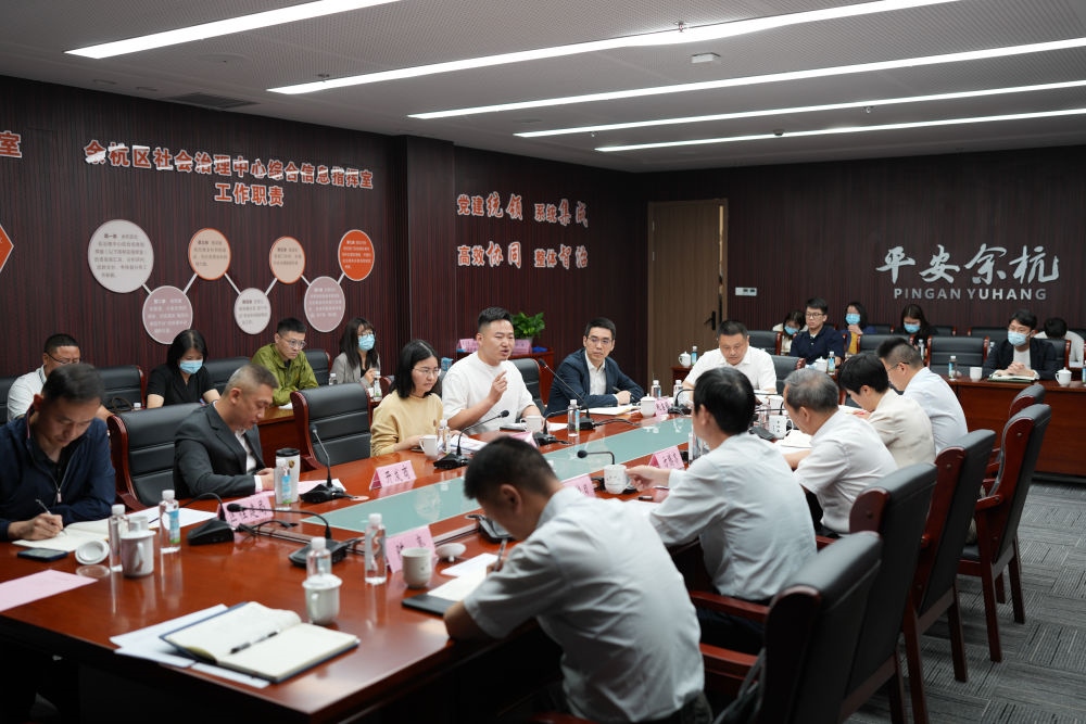 浙江省信訪局領(lǐng)導和相關(guān)領(lǐng)導組成的下訪團在杭州市余杭區(qū)社會治理中心接受群眾上訪（5月25日攝）。新華社記者 翁忻旸 攝