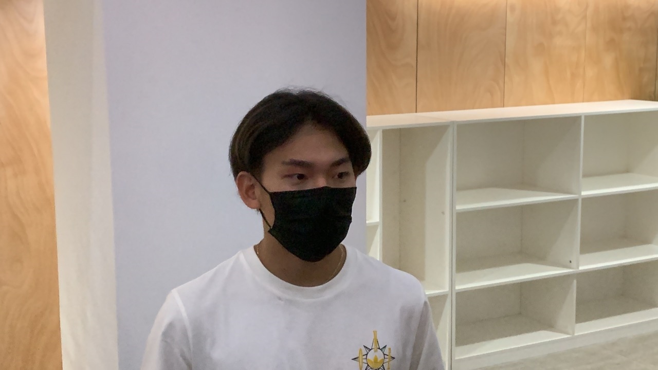 蘇翊鳴接受媒體采訪。荊政崳攝
