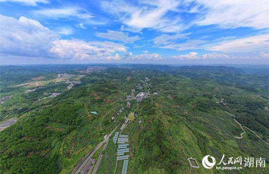 群山環(huán)抱的菖蒲塘村。 人民網(wǎng)記者 劉賓攝