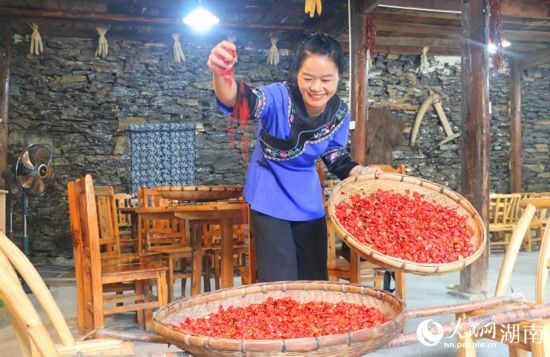 村民李霞返鄉(xiāng)從事餐飲業(yè)。 人民網(wǎng)記者 劉賓攝