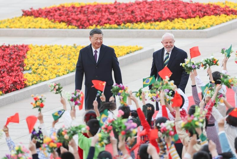 2023年4月14日，習(xí)近平主席在北京人民大會(huì)堂東門外廣場為來華進(jìn)行國事訪問的巴西總統(tǒng)盧拉舉行歡迎儀式。