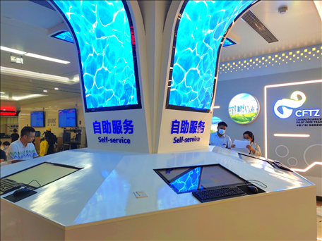 市民在中國（廣西）自由貿(mào)易區(qū)南寧片區(qū)綜合服務(wù)大廳辦理業(yè)務(wù)。人民網(wǎng) 付華周攝