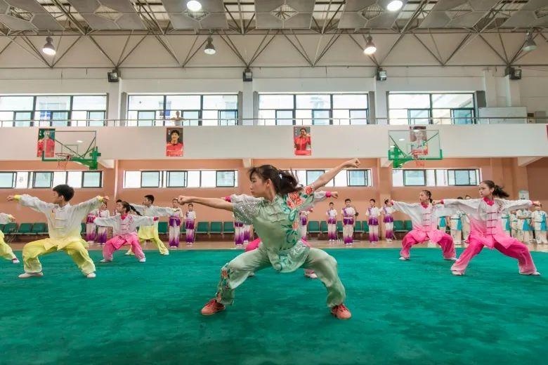 △今年暑假期間，浙江溫州舉行青少年學(xué)生陽(yáng)光體育運(yùn)動(dòng)會(huì)。
