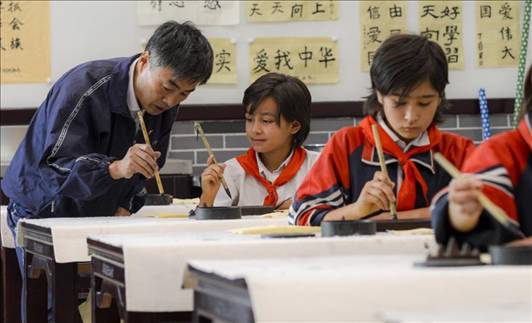 △新疆疏附縣托克扎克鎮(zhèn)中心小學(xué)書法教室內(nèi)，同學(xué)們正在學(xué)習(xí)寫毛筆字。