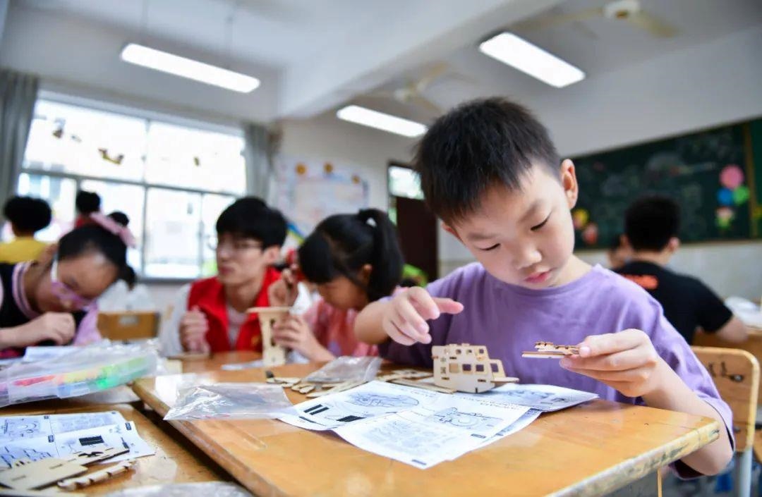 △今年7月，在浙江余姚市舜北小學(xué)暑托班內(nèi)，孩子們制作太陽(yáng)能科學(xué)實(shí)驗(yàn)裝置。