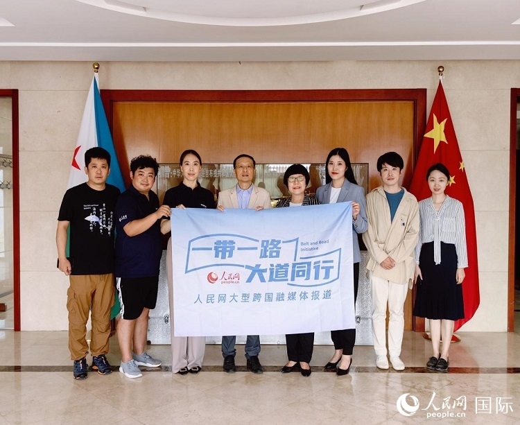 胡斌大使（左四）、使館工作人員與人民網(wǎng)記者合影。