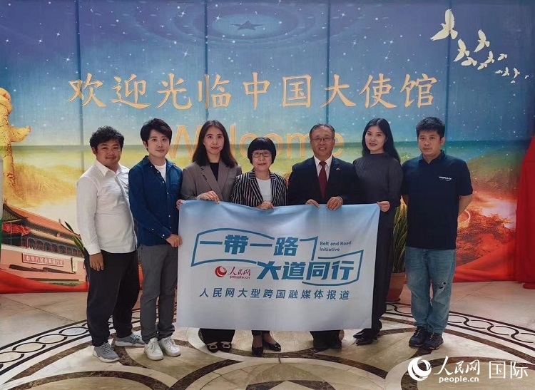 崔建春大使（右三）與人民網(wǎng)記者合影。