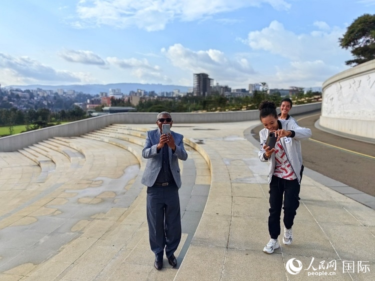 亞的斯亞貝巴友誼廣場(chǎng)的游客與人民網(wǎng)記者互動(dòng)。人民網(wǎng)記者 陳星星攝