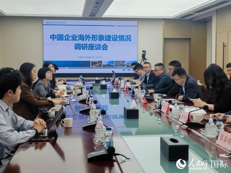 埃塞俄比亞中國(guó)商會(huì)企業(yè)代表與人民網(wǎng)記者座談。人民網(wǎng)記者 劉寧攝