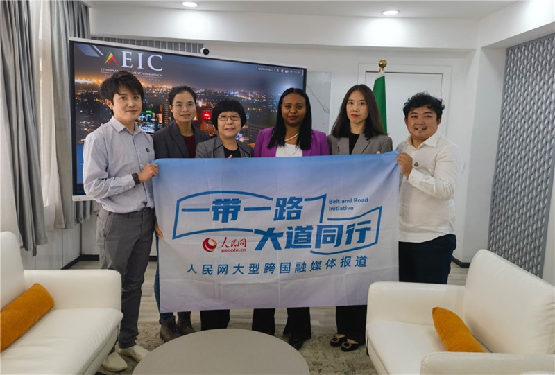 埃塞俄比亞投資委主任萊利斯（右三）、萬巧云（左二）與人民網(wǎng)記者合影。