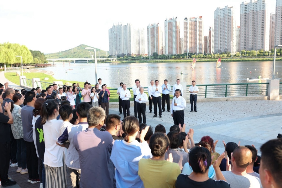 2022年8月16日，習(xí)近平在遼寧錦州東湖森林公園察看小凌河沿岸生態(tài)環(huán)境時，同正在休閑、進(jìn)行文化活動的群眾親切交流。