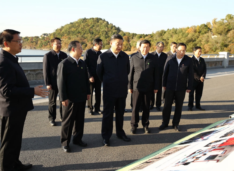 2020年11月12日，習(xí)近平在江蘇南通五山地區(qū)濱江片區(qū)，沿江邊步行察看濱江生態(tài)環(huán)境。