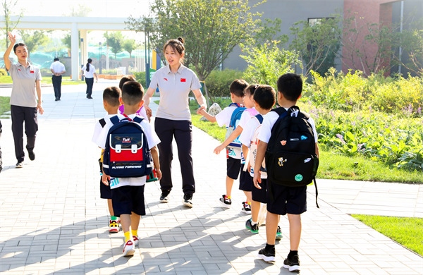 8月30日，雄安史家胡同小學(xué)學(xué)生體驗學(xué)校生活。老師帶學(xué)生進(jìn)教室。