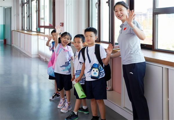 8月30日，雄安史家胡同小學(xué)學(xué)生體驗學(xué)校生活。老師帶學(xué)生進(jìn)教室。